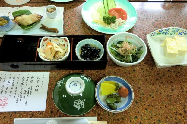 Breakfast at Ginkon-yu Inn 銀根湯の朝ご飯