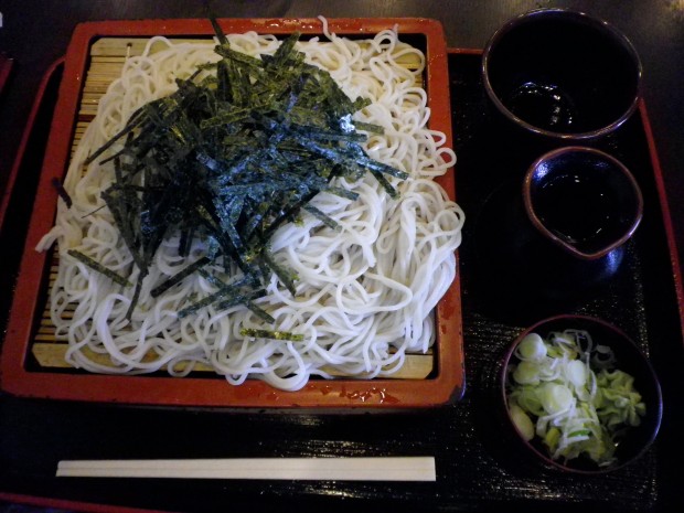 zaru soba ざるそば  drained soba with dipping sauce